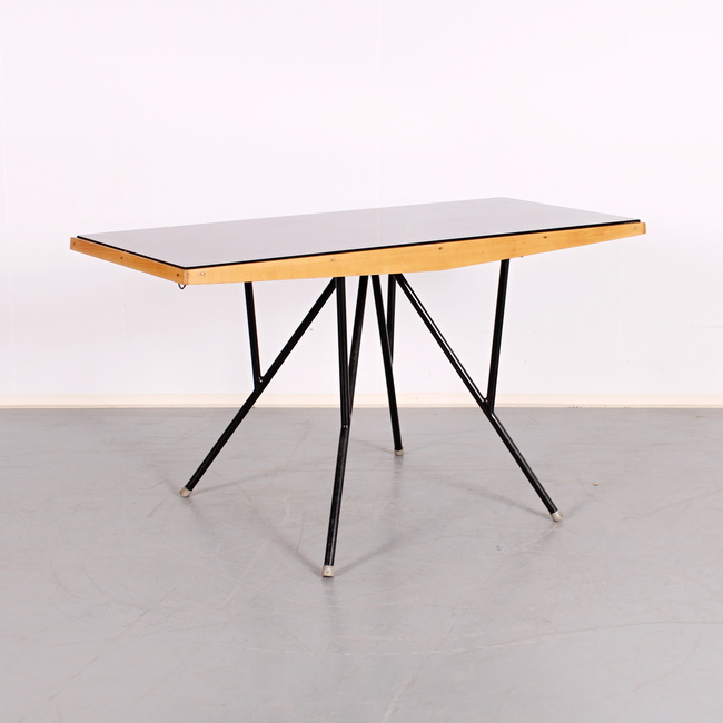 Konferenční stolek s opaxitovou deskou